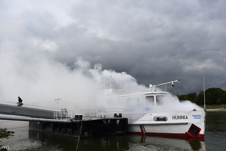 Kigyulladt egy hajó a Dunán Budapesten - fotó