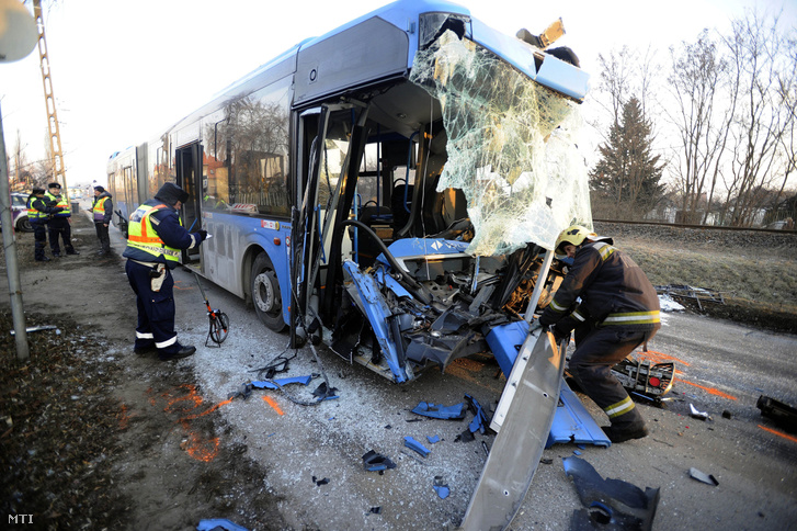 Ennyi maradt a buszból, miután kukásautóba csapódott