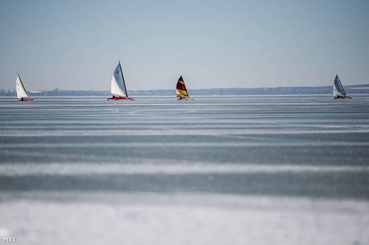 Különleges járművek a Balaton jegén - fotók