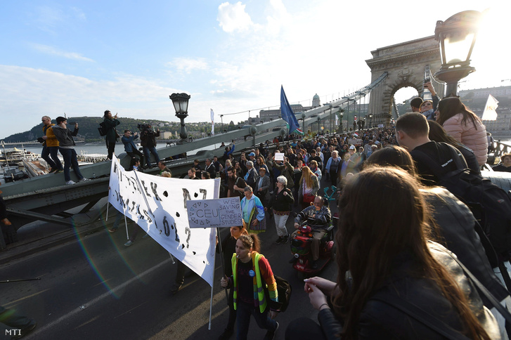 Tüntetés a CEU ügyében - a Várkertbazártól a Parlamentig