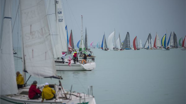 Koszorút kapott a Balaton, indul a vitorlásszezon