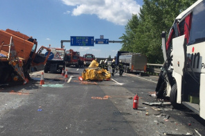 Halálos turistabusz-baleset Budapest mellett: új információk érkeztek - fotó