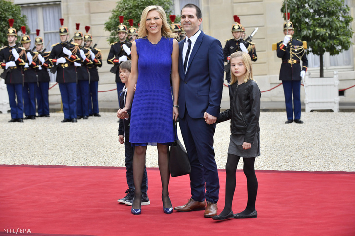 Macron feleségének gyerekei és unokái is ünnepelték az új francia elnököt - fotók