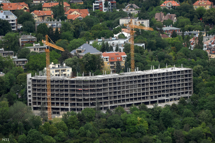 Elkezdik bontani Budapest egyik szégyenfoltját