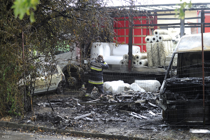 Döbbenetes fotók a kiégett járművekről - a lakókocsiból semmi sem maradt