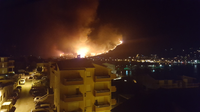 Menekülnek a turisták a fojtogató füst elől - Splitből jelenti munkatársunk
