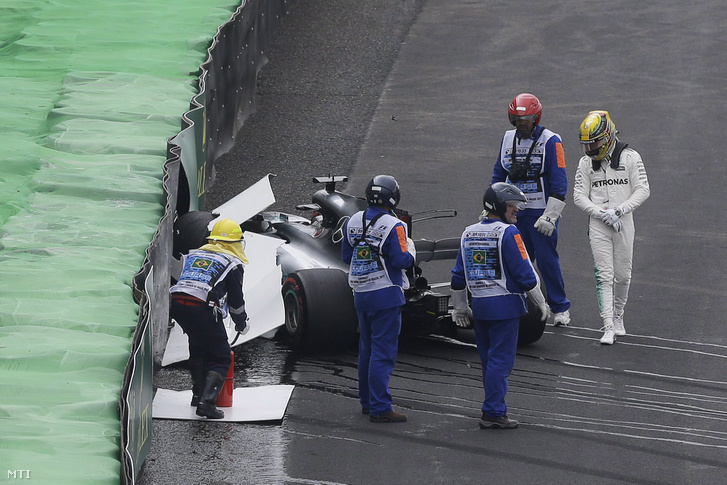 Hamilton az utolsó előtti sorban