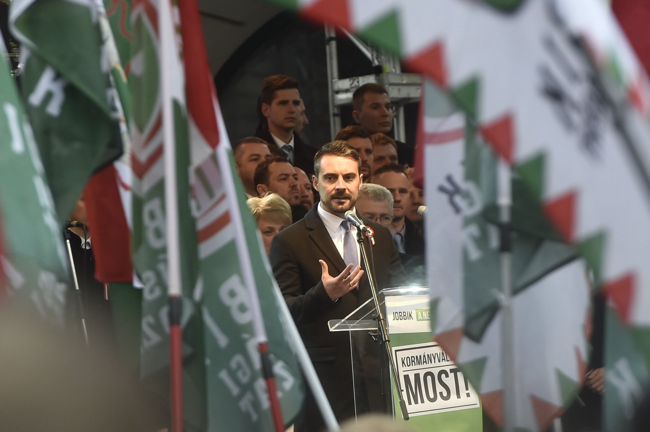 Budapest, 2018. március 15.
Vona Gábor, a Jobbik elnöke, miniszterelnök-jelöltje beszédet mond pártja ünnepségén, amelyet az 1848-49-es forradalom és szabadságharc kitörésének 170. évfordulója alkalmából tartottak a Batthyány-örökmécsesnél 2018. március 15-én. Mögötte az áprilisi országgyűlési választáson induló jobbikos képviselőjelöltek.
MTI Fotó: Máthé Zoltán