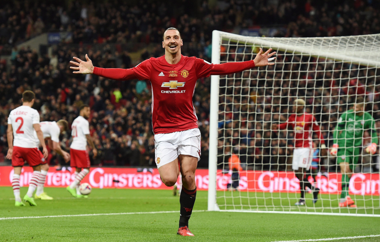 London, 2017. február 26.
Zlatan Ibrahimovic, a Manchester United játékosa ünnepel, miután gólt szerzett a Southampton csapata ellen az Angol Ligakupa döntőjében a londoni Wembley Stadionban 2017. február 26-án. A mérkőzést a Manchester United nyerte 3-2-re, és ezzel a klub történetében ötödik alkalommal vihette haza a torna bajnoki trófeáját. (MTI/EPA/Andy Rain)