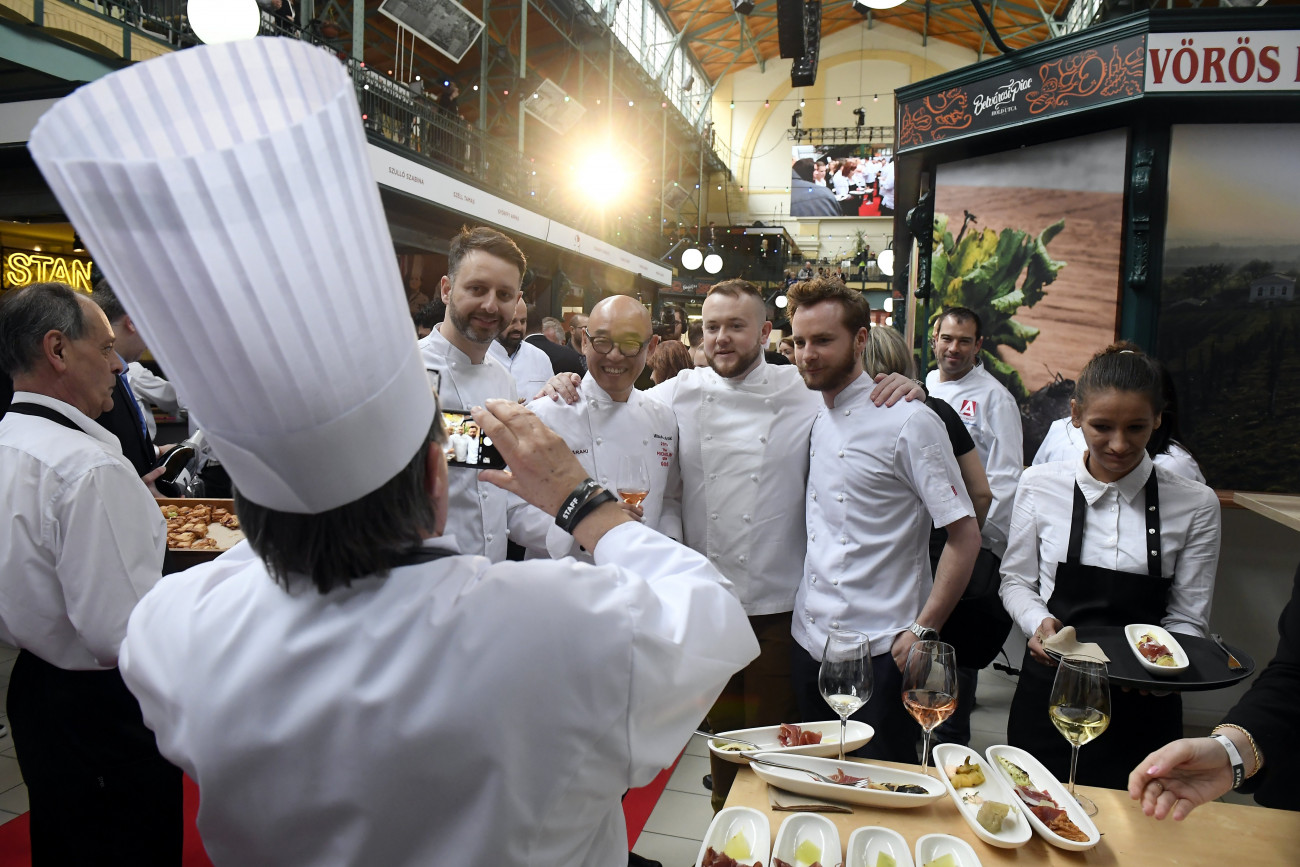 Budapest, 2018. március 26.
Csoportkép készül a Michelin Guide Díjátadó Ünnepségen részt vevő séfek számára rendezett fogadáson a Belvárosi Piacon 2018. március 26-án. Több mint száz, Michelin-csillagos éttermet képviselő nemzetközi sztárszakács jelenlétében nyitották meg azt a rendezvénysorozatot, amelynek csúcspontjaként bemutatják a 2018-as európai Michelin-kalauzt és kiderül, hogy többek közt mely magyarországi éttermek érdemelték ki a világ egyik legjelentősebb gasztronómiai elismerését.
MTI Fotó: Kovács Tamás