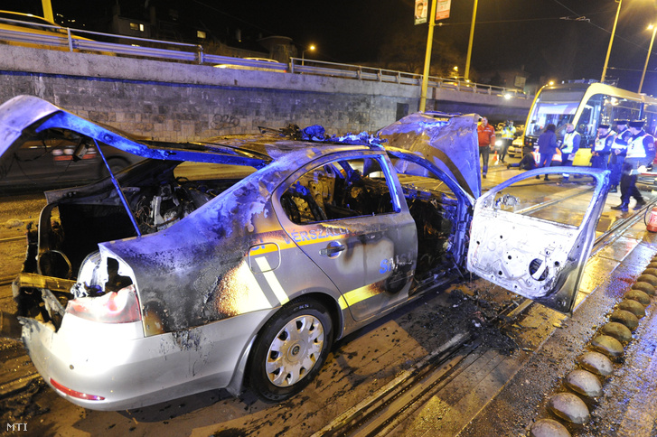Szénné égett egy autó a budapesti balesetben - fotók