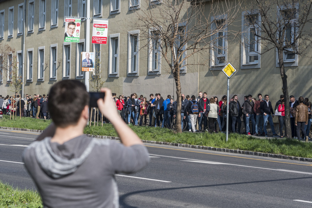 Budapest, 2018. április 8.
Szavazásra várakozók Újbudán, a Bocskai István Általános Iskolánál 2018. április 8-án. Az országban itt a legmagasabb, 10 764 a szavazásra átjelentkezők száma.
MTI Fotó: Mónus Márton