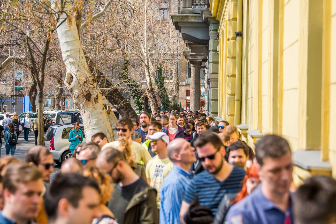 Budapest, 2018. április 8.
Szavazásra várakozók a Bakáts Téri Ének-Zenei Általános Iskola előtt 2018. április 8-án. Az intézményben kialakított szavazókörbe 6399 szavazó jelentkezett át.
MTI Fotó: Balogh Zoltán