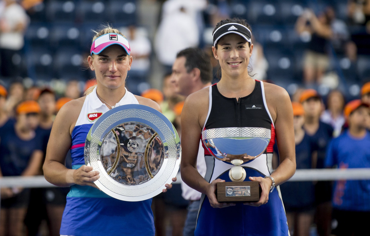 Monterrey, 2018. április 9. 
Babos Tímea (b) a második helyezettnek és a spanyol Garbine Muguruza a győztesnek járó trófeával a mexikói Monterreyben rendezett keménypályás női tenisztorna egyesének döntője után 2018. április 8-án. Muguruza 3-6, 6-4, 6-3 arányban győzött Babos Tímea ellen. (MTI/EPA/Miguel Sierra)