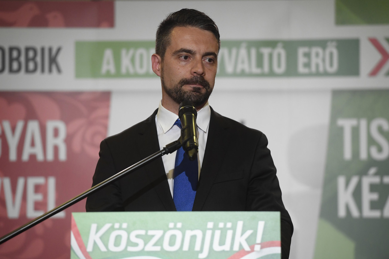 Budapest, 2018. április 9.
Vona Gábor, a Jobbik elnöke sajtótájékoztatót tart a párt választási eredményváró rendezvényén a budapesti Aquincum Hotelben 2018. április 8-án. Vona Gábor lemond elnöki tisztségéről.
MTI Fotó: Kovács Tamás