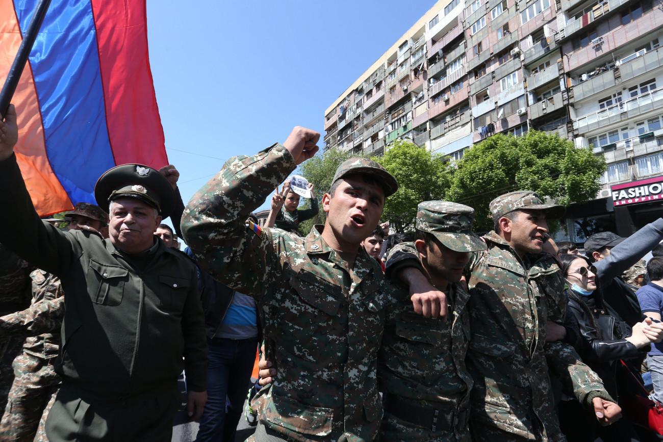 Jereván, 2018. április 23.
Örmény katonák vesznek részt a Szerzs Szargszján korábbi örmény államfő miniszterelnökké választását ellenző tüntetésen Jerevánban 2018. április 23-án. Szargszján ezen a napon lemondott kormányfői posztjáról, amelyet mindössze egy héten át töltött be. (MTI/EPA/Vahram Baghdaszarajan)