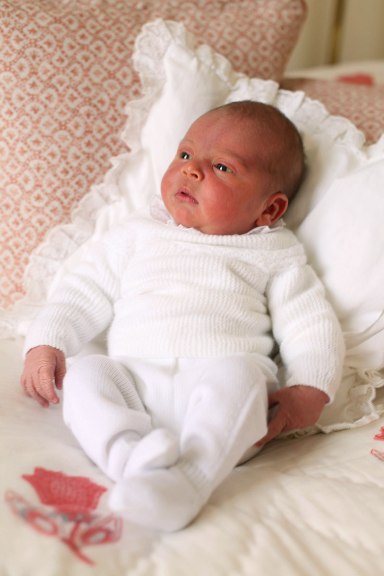 London, 2018. május 6.
A Kensington-palota által közreadott és Katalin cambridge-i hercegnő által készített képen újszülött kisfia, Lajos Artúr Károly herceg 2018. április 26-án Londonban. Lajos herceg, Katalin hercegnőnek és a brit trónörökös elsőszülött fiának, Vilmos hercegnek a harmadik gyermeke április 23-án született. (MTI/EPA/Katalin hercegnő)