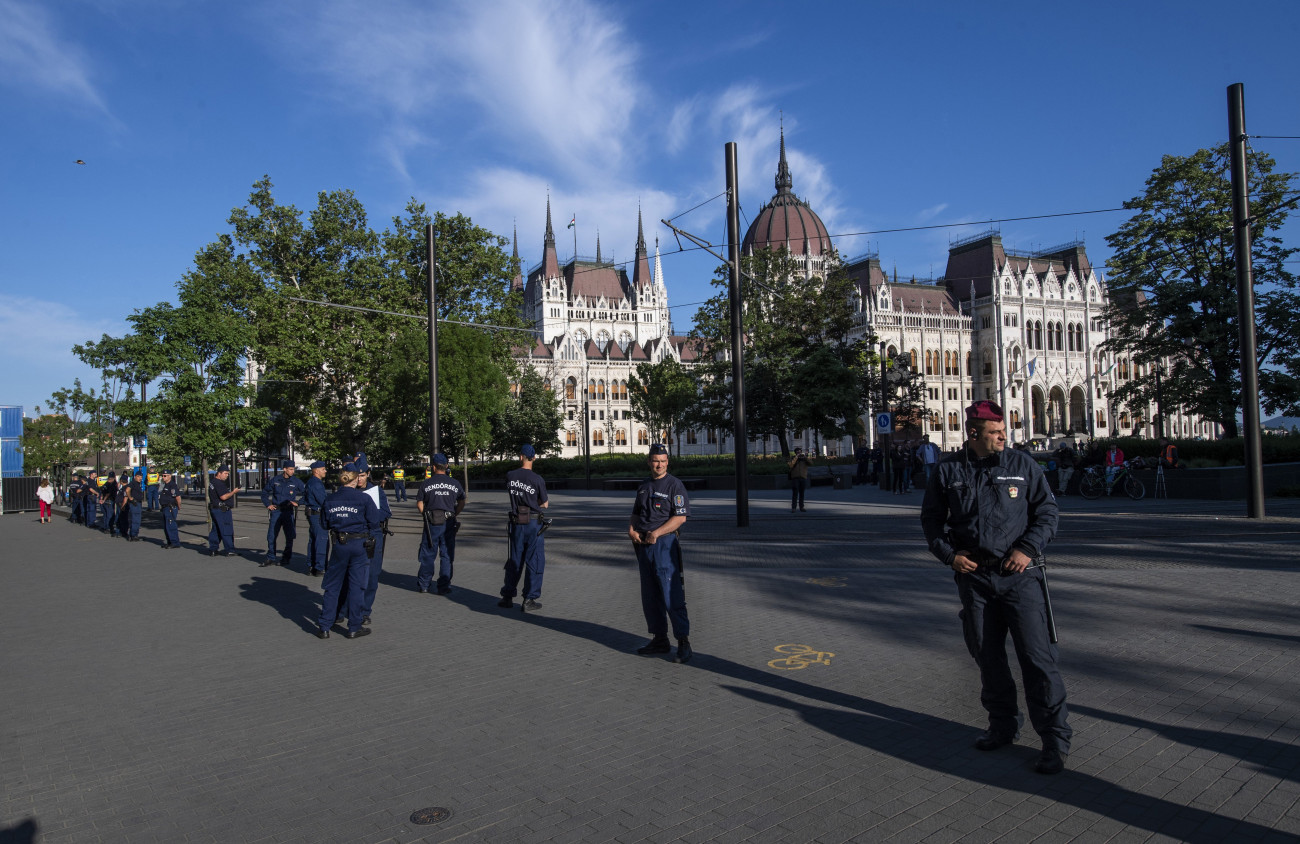 Budapest, 2018. május 8.
Rendőrsorfal az Országház előtti Kossuth Lajos tér és a Vértanúk tere sarkánál az Országgyűlés alakuló ülésének napján, 2018. május 8-án.
MTI Fotó: Szigetváry Zsolt