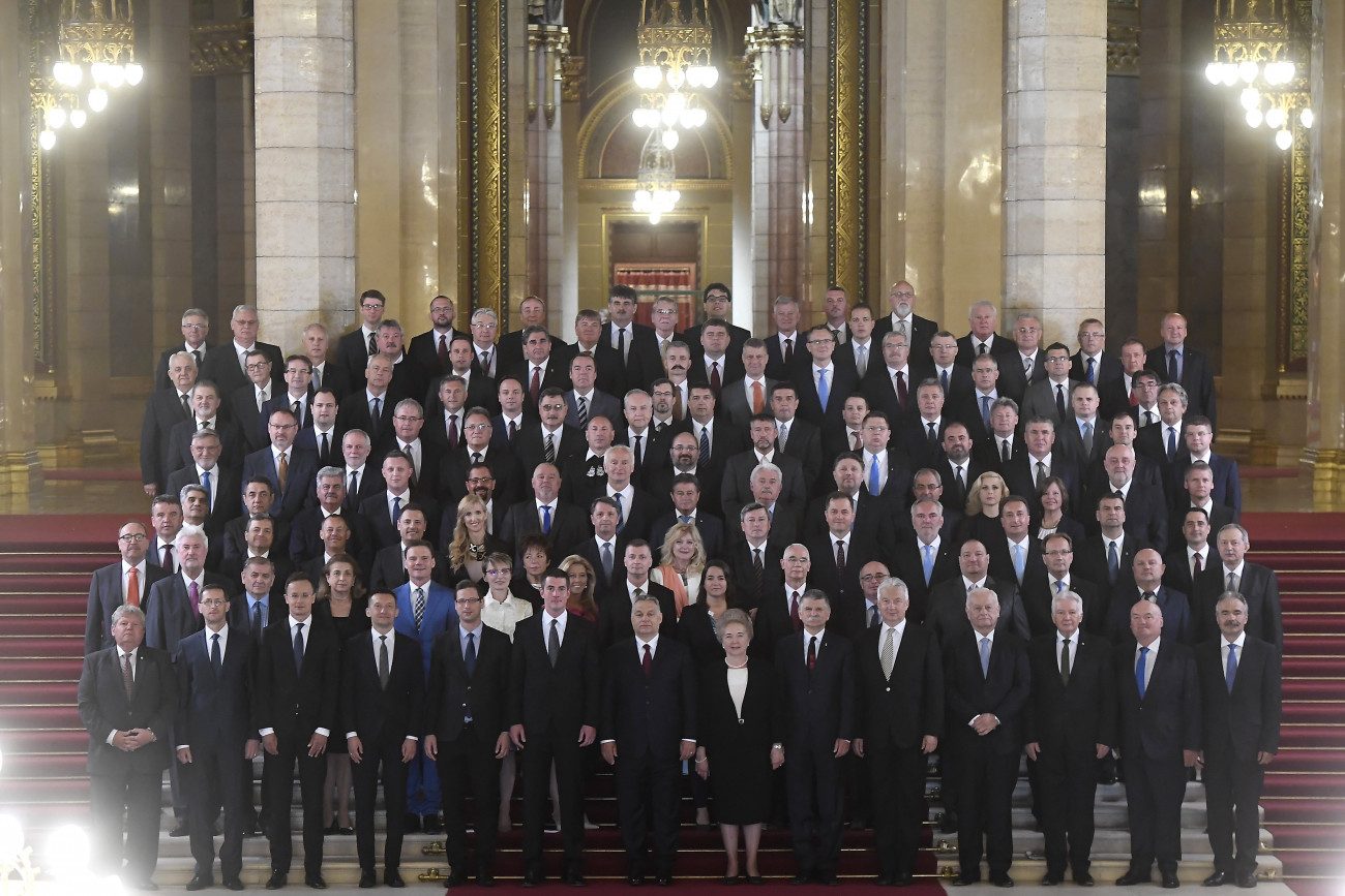 Budapest, 2018. május 8.
A Fidesz-KDNP frakciójának tagjai az Országház főlépcsőjén az Országgyűlés alakuló ülése előtt 2018. május 8-án. Elöl középen Orbán Viktor miniszterelnök, a Fidesz elnöke, az országgyűlési választásokon győztes Fidesz-KDNP pártszövetség miniszterelnök-jelöltje. Az első sorban balról-jobbra: Süli János, Varga Mihály, Szijjártó Péter, Rogán Antal, Gulyás Gergely, Kocsis Máté, Orbán Viktor, Mátrai Márta, Kövér László, Semjén Zsolt, Harrach Péter, Jakab István, Hende Csaba és Nagy István.
MTI Fotó: Kovács Tamás