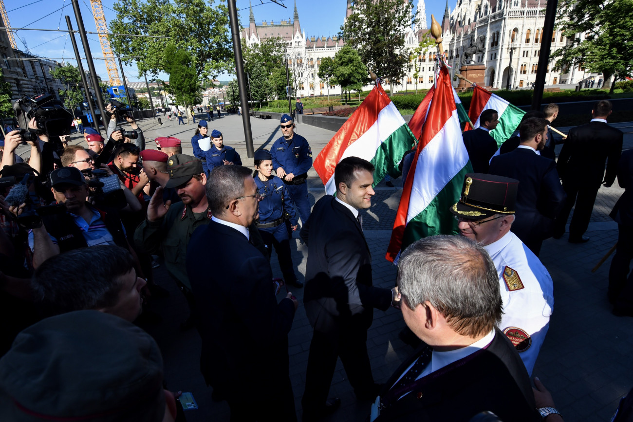 Budapest, 2018. május 8.
A Jobbik frakciójának tagjai érkeznek az Országházhoz az Országgyűlés alakuló ülésére a Kossuth Lajos téren 2018. május 8-án. Középen Staudt Gábor.
MTI Fotó: Mónus Márton