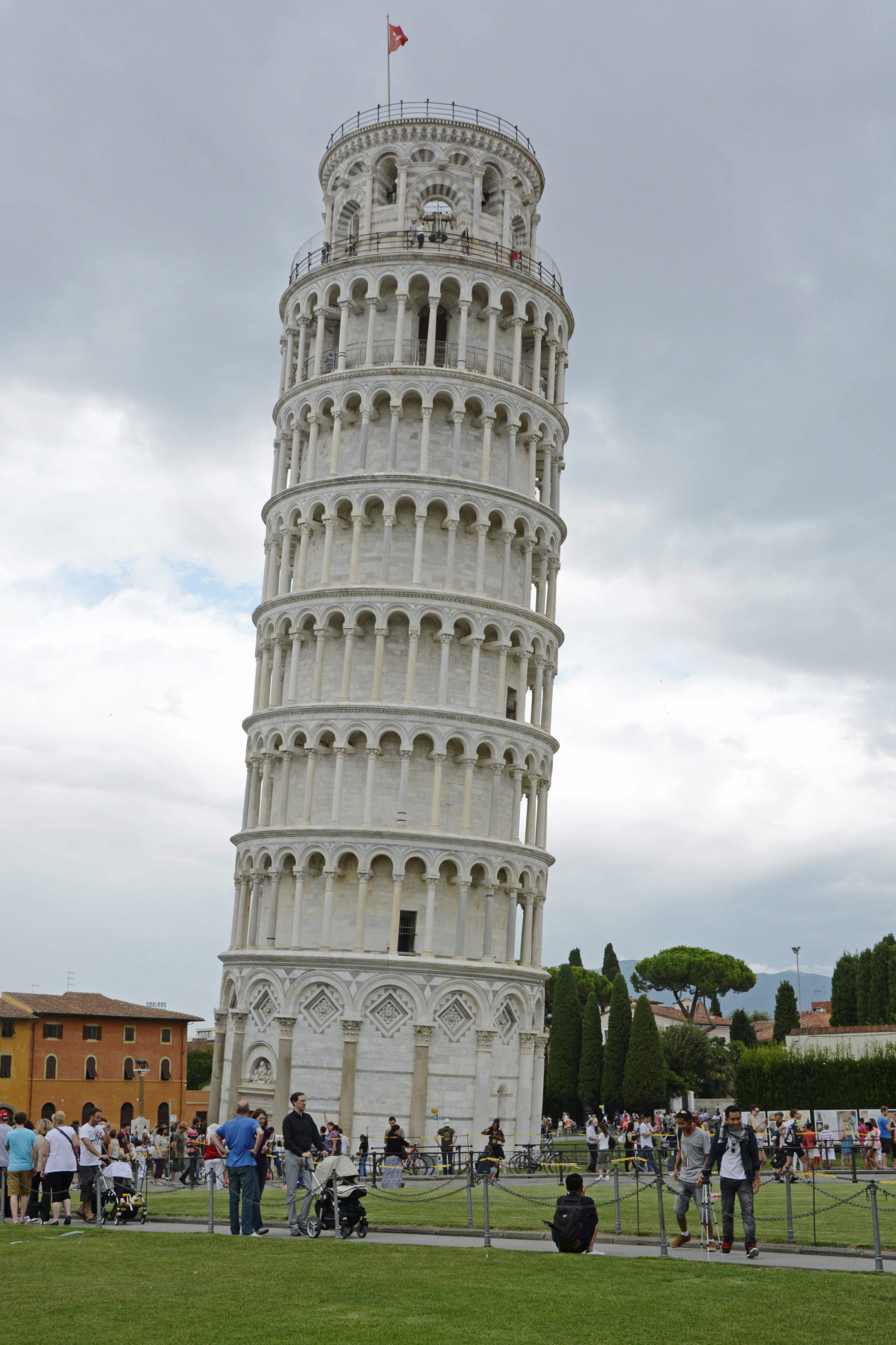 Pisa, 2014. szeptember 4.
Pisa legfőbb turisztikai látványossága a ferde torony (La Torre di Pisa), Pisa katedrálisának fehér márványból készült harangtornya. Az 58 méter magas, hat emeletes, itáliai román stílusú Campanile 11731372 között épült. A műemlék épületet 1987-ben az UNESCO a világörökség részévé nyilvánította.
MTVA/Bizományosi: Lehotka László 
***************************
Kedves Felhasználó!
Az Ön által most kiválasztott fénykép nem képezi az MTI fotókiadásának, valamint az MTVA fotóarchívumának szerves részét. A kép tartalmáért és a szövegért a fotó készítője vállalja a felelősséget.