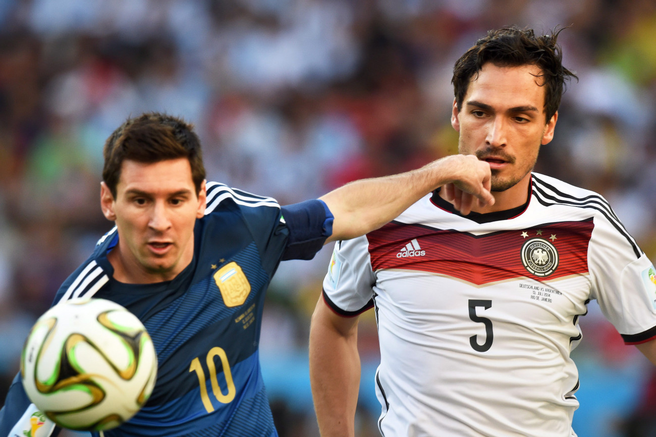 Rio de Janeiro, 2014. július 13.
Az argentin Lionel Messi (b) és a német Mats Hummels a brazíliai labdarúgó-világbajnokság Németország-Argentína döntő mérkőzésén a Rio de Janeiró-i Maracana Stadionban 2014. július 13-án. (MTI/EPA/Marcus Brandt)