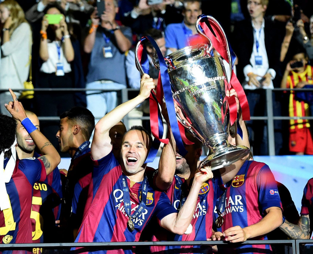 Berlin, 2015. június 6. 
Andrés Iniesta, a spanyol FC Barcelona játékosa ünnepel a trófeával a Bajnokok Ligája Juventus-Barcelona döntője után a berlini Olimpiai Stadionban 2015. június 6-án. Az FC Barcelona 3-1-re győzött. (MTI/EPA/Marcus Brandt)