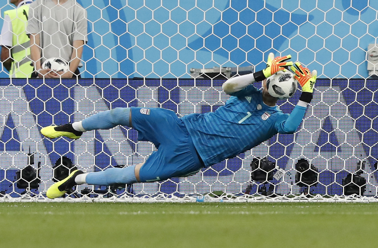 Szaranszk, 2018. június 25.
Ali Beiranvand iráni kapus kivédi a portugál Cristiano Ronaldo 11-esét az Irán  Portugália mérkőzésen, az oroszországi labdarúgó-világbajnokság B csoportjának harmadik fordulójában Szaranszkban 2018. június 25-én. (MTI/EPA/Rungrodzs Jongrit)