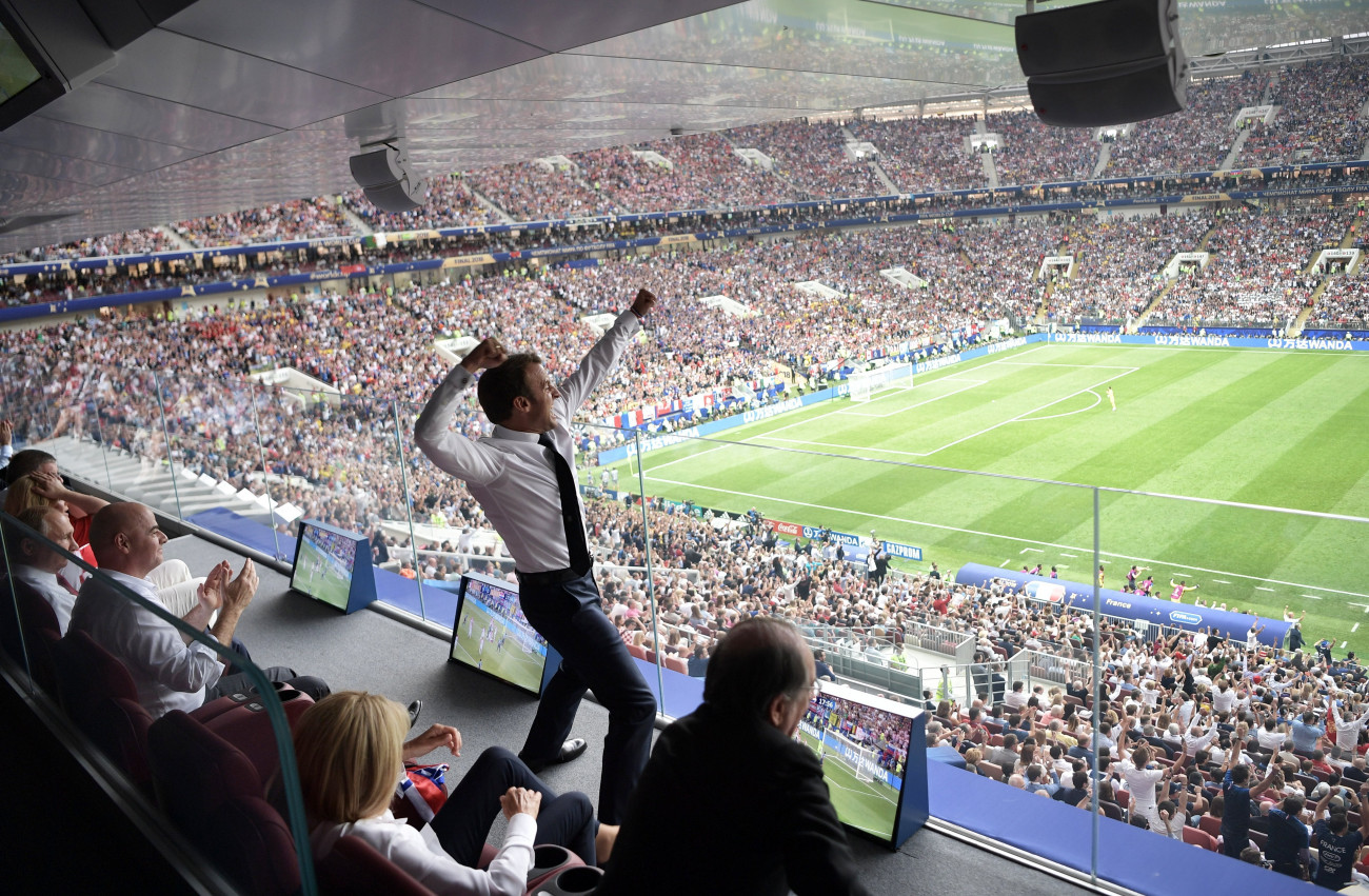 Moszkva, 2018. július 15.
Emmanuel Macron francia elnök (k), Vlagyimir Putyin orosz elnök (b) és Gianni Infantino, a Nemzetközi Labdarúgó-szövetség, a FIFA elnöke (b2) az oroszországi labdarúgó-világbajnokság Franciaország - Horvátország döntő mérkőzését nézi a moszkvai Luzsnyiki Stadionban 2018. július 15-én. Franciaország 4-2-re győzött. (MTI/EPApool/Szputnyik/Kreml/Alekszej Nyikolszkij)
