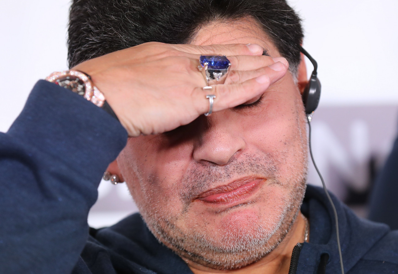 Breszt, 2018. július 16.
Diego Maradona visszavonult argentin válogatott labdarúgó a Dinama Breszt labdarúgóklub vezetésétől ajándékba kapott briliánsgyűrűvel a kezén a fehéroroszországi Bresztben tartott sajtótájékoztatón 2018. július 16-án, miután az 57 éves világbajnok futballista bejelentette, hogy három évre elvállalta a fehérorosz élvonalban szereplő klub elnökletét. (MTI/EPA/Taccjana Zenkovics)