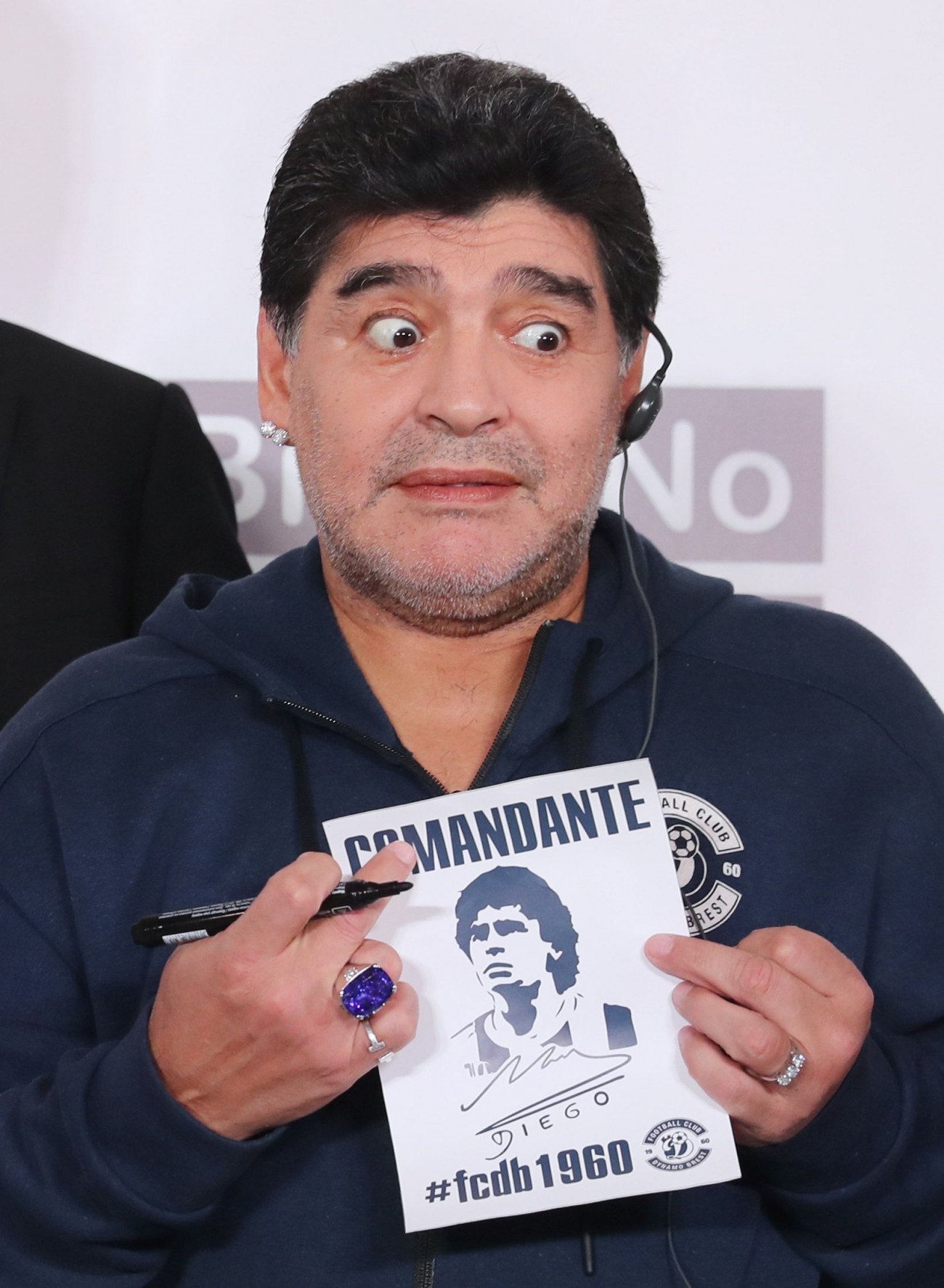 Breszt, 2018. július 16.
Diego Maradona visszavonult argentin válogatott labdarúgó a Dinama Breszt labdarúgóklub sajtótájékoztatóján, ahol bejelentette, hogy három évre elvállalta a fehérorosz élvonalban szereplő klub elnökletét a fehéroroszországi Bresztben 2018. július 16-án. (MTI/EPA/Taccjana Zenkovics)