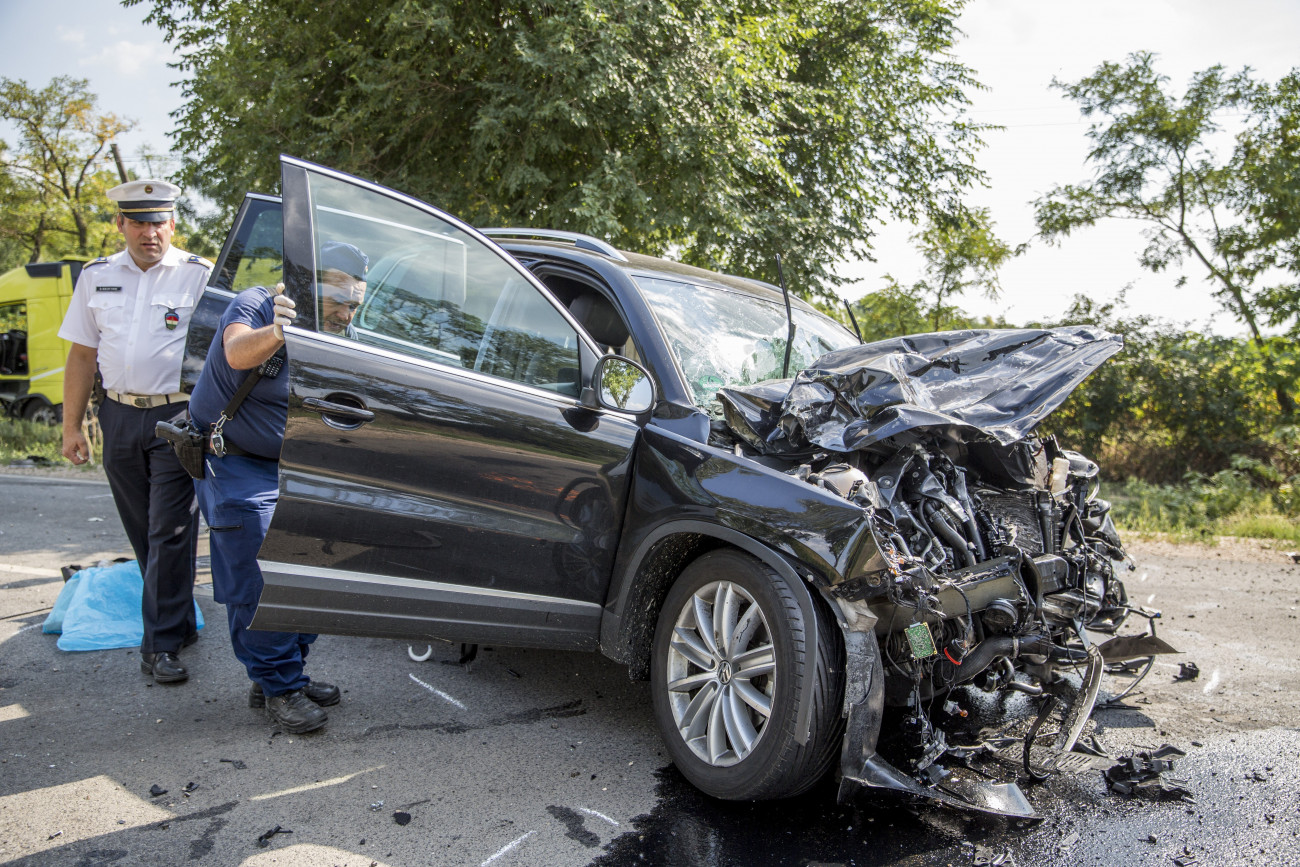 Szarvas, 2018. augusztus 8.
Rendőrök helyszínelnek a 44-es főúton Csabacsűd és Szarvas között, ahol egy ember meghalt, hárman megsérültek, amikor két személygépkocsi frontálisan összeütközött 2018. augusztus 8-án. Egy kamion vezetőjének úgy sikerült elkerülnie az ütközést, hogy járművével az árokba hajtott, majd egy fának csapódott.
MTI Fotó: Rosta Tibor