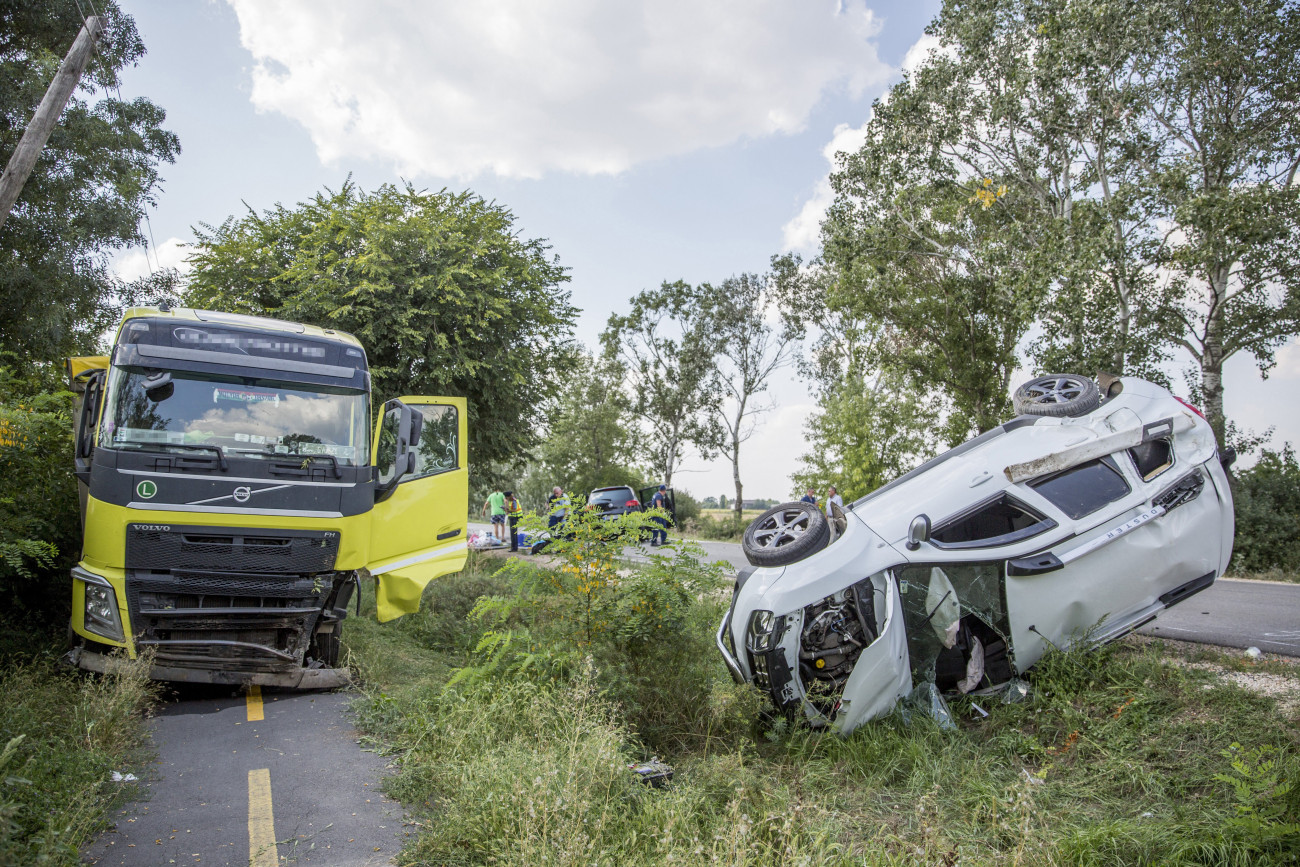 Szarvas, 2018. augusztus 8.
Rendőrök helyszínelnek a 44-es főúton Csabacsűd és Szarvas között, ahol egy ember meghalt, hárman megsérültek, amikor két személygépkocsi frontálisan összeütközött 2018. augusztus 8-án. Egy kamion vezetőjének úgy sikerült elkerülnie az ütközést, hogy járművével az árokba hajtott, majd egy fának csapódott.
MTI Fotó: Rosta Tibor