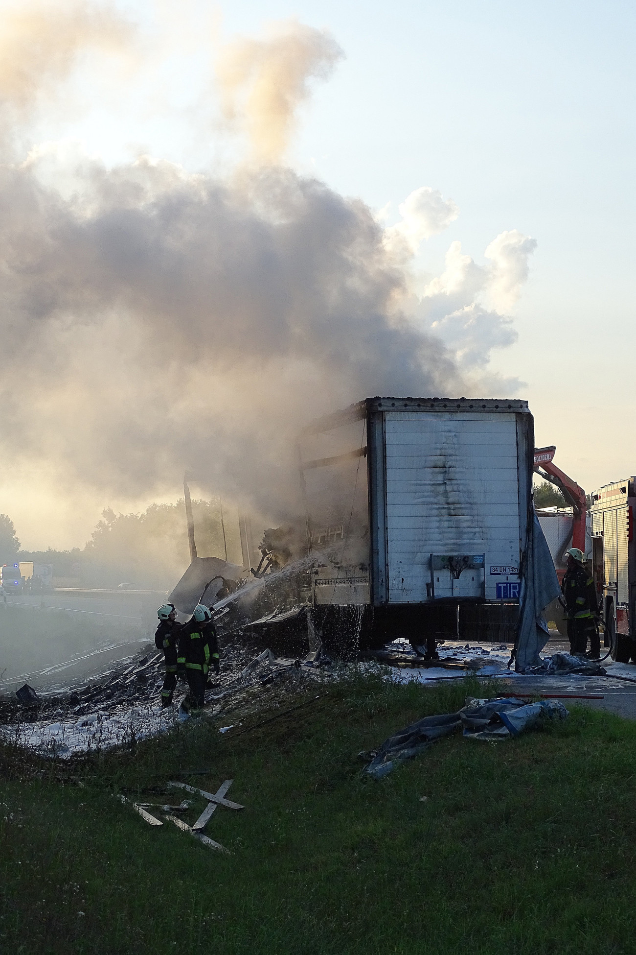 Kecskemét, 2018. augusztus 16.
Kigyulladt kamion oltásán dolgoznak tűzoltók az M5-ös autópálya Szeged felé vezető oldalán, a 94-es kilométernél, Kecskemét közelében 2018. augusztus 16-án. A tűzben senki nem sérült meg, az oltási munkálatok idejére az érintett szakaszt lezárták.
MTI Fotó: Donka Ferenc