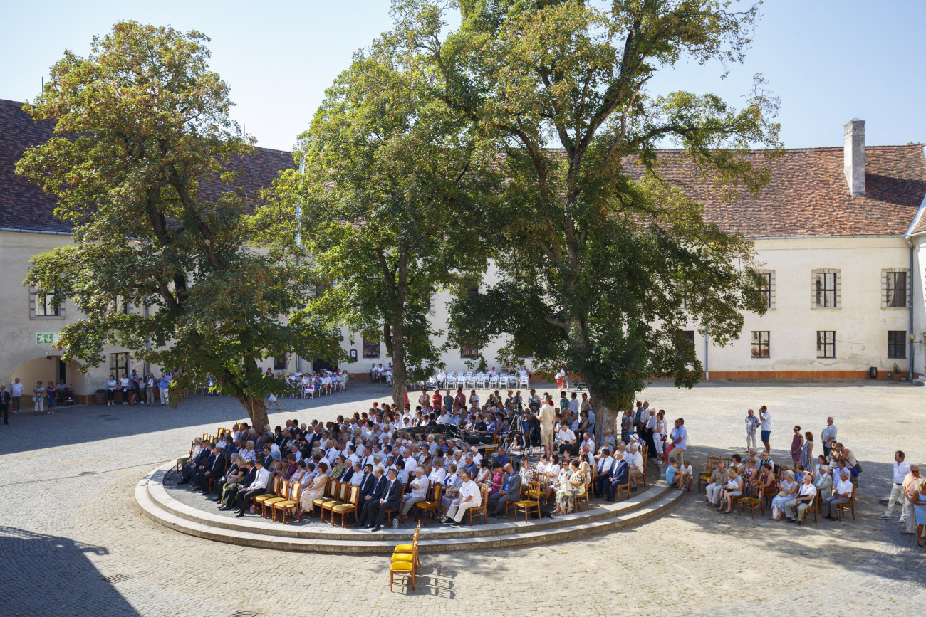 Sárvár, 2018. augusztus 19.
A Sárvár várossá nyilvánításának 50. évfordulója alkalmából rendezett ünnepség résztvevői a Nádasdy-vár udvarán 2018. augusztus 19-én.
MTI Fotó: Varga György