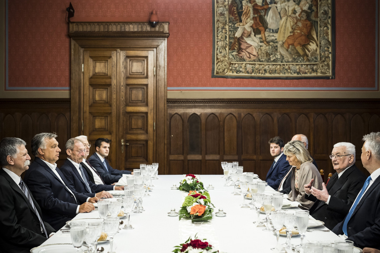 Budapest, 2018. augusztus 29.
A Miniszterelnöki Sajtóiroda által közreadott képen Orbán Viktor miniszterelnök (b2) Boross Péter volt miniszterelnököt (j2) látja vendégül a 90. születésnapja alkalmából a Parlamentben 2018. augusztus 29-én. Balra Kövér László házelnök (b), Pintér Sándor belügyminiszter (b3).
MTI Fotó: Miniszterelnöki Sajtóiroda / Szecsődi Balázs