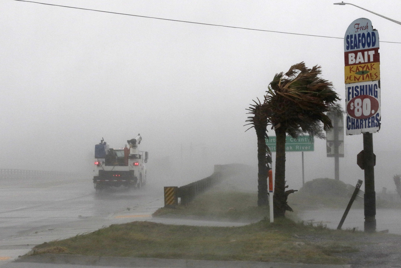 Teherautó megy a viharban az észak-karolinai Swansboróban 2018. szeptember 13-án, a Florence hurrikán érkezésekor. Az amerikai elnök szükségállapotot hirdetett ki Észak- és Dél-Karolina államokra a trópusi vihar miatt. (MTI/AP/Tom Copeland)