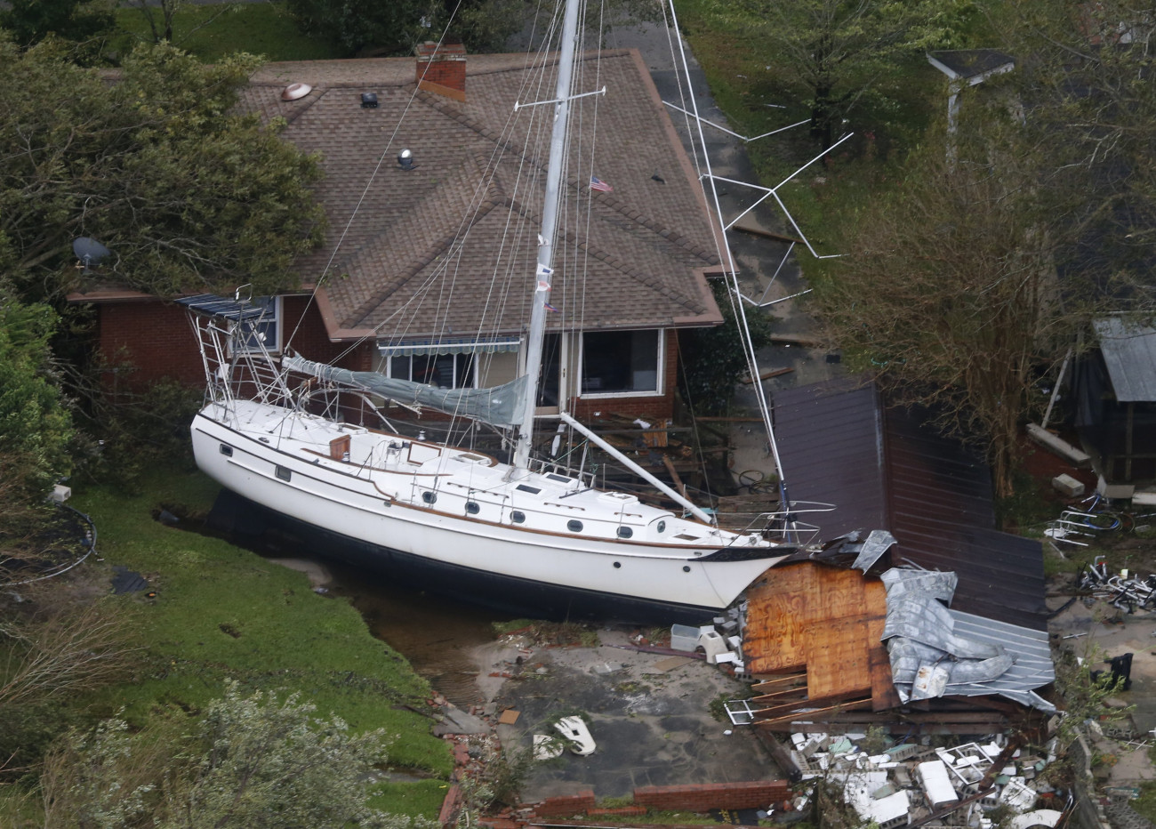 Légi felvétel egy ház kertjében lévő hajóról a Florence hurrikán elvonulása után az észak-karolinai New Bern kikötőjében 2018. szeptember 15-én. Az Atlanti-óceán felől érkező hurrikán  trópusi viharrá szelídült, de változatlanul veszélyes, több halálos áldozatot követelt. (MTI/AP/Steve Helber)