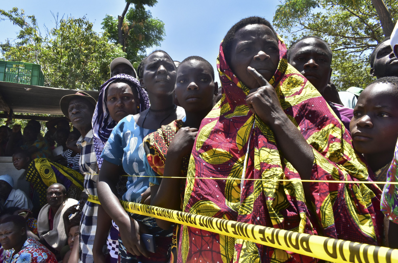 Híreket várnak és a mentőakciót nézik emberek a tanzániai Ukara-szigeten. (MTI/AP)