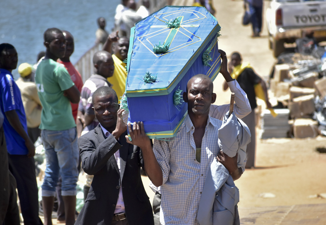Egy áldozat koporsóját viszik a tanzániai Ukara-szigeten 2018. szeptember 22-én, két nappal az után, hogy felborult a Nyerere komphajó a Viktória-tavon, a sziget közelében. A halálos áldozatok száma kétszáz fölé emelkedett. (MTI/AP)