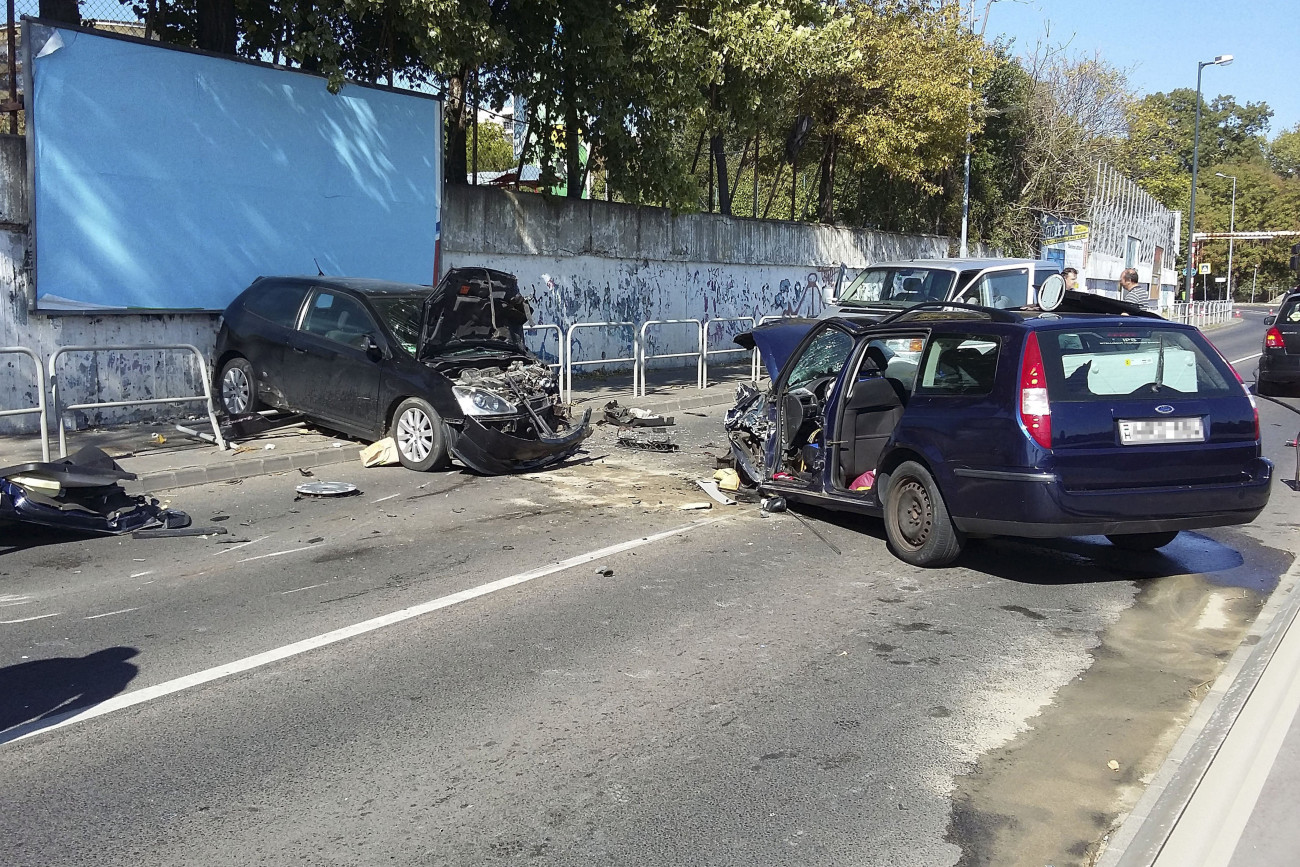 Budapest, 2018. szeptember 28.
Összeroncsolódott személyautók 2018. szeptember 28-án a budai Slachta Margit rakparton, ahol több autó ütközött össze. Két idős embert - egy nőt és egy férfit - a tűzoltók szabadítottak ki a roncsokból. Rajtuk kívül további egy ember megsérült.
MTI Fotó: Mihádák Zoltán