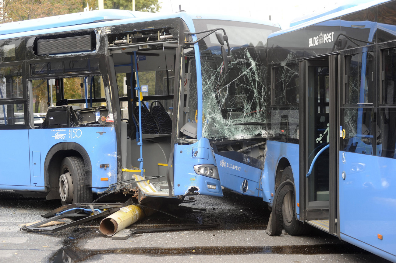 Budapest, 2018. október 18.
Összetört autóbuszok a főváros XI. kerületében, a Jagelló út és a Hegyalja út kereszteződésében, ahol a két gépjármű összeütközött 2018. október 18-án. A balesetben négyen megsérültek és sok üzemanyag került az úttestre.
MTI/Mihádák Zoltán