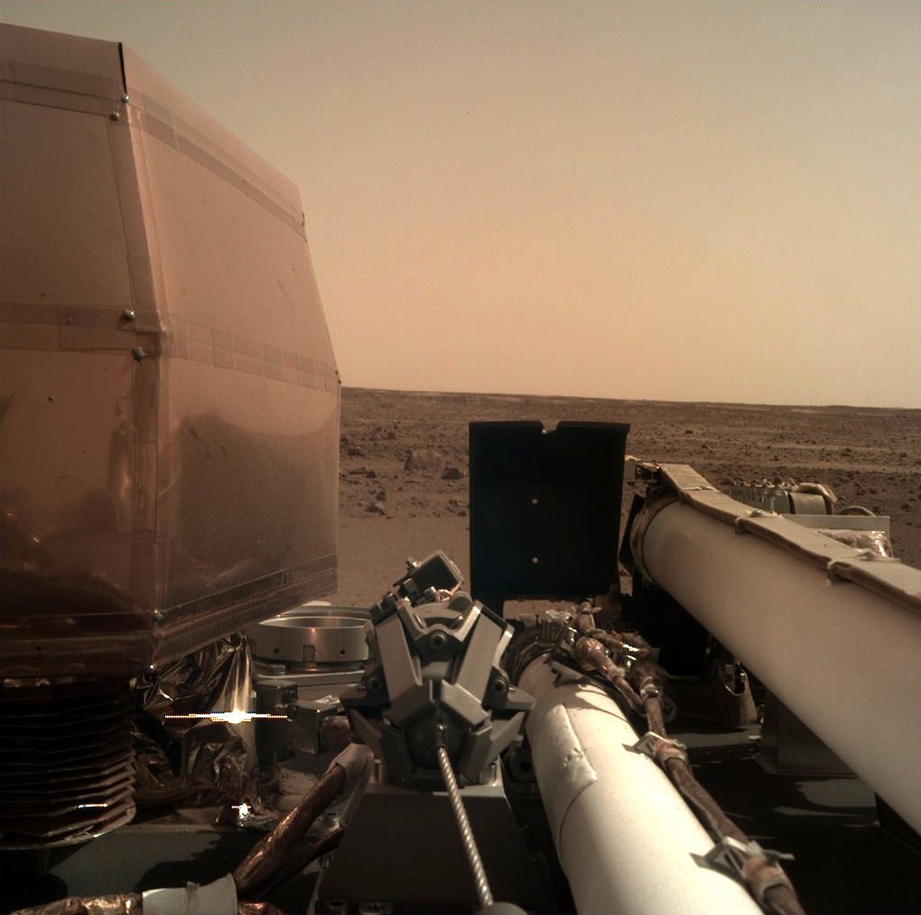 Az amerikai Országos Repülésügyi és Űrkutatási Hivatal, a NASA által közreadott kép az InSight nevű Mars-szondáról, miután sikeresen landolt a vörös bolygón 2018. november 26-án. A Mars belsejének kutatása céljából május 5-én útjára indított InSight robotgeológus űrszonda mintegy 485 ezer kilométernyi utat tett meg.