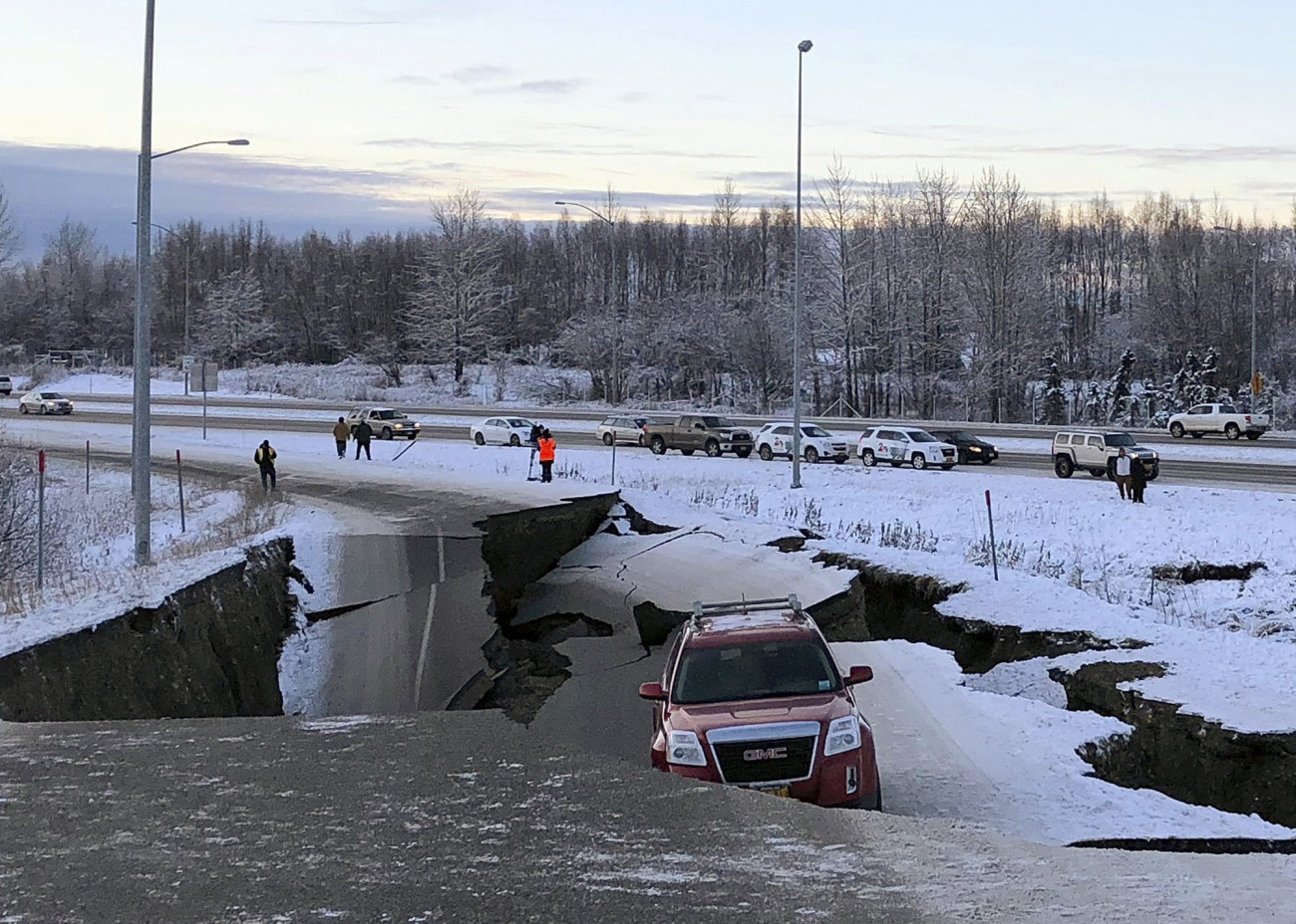 Anchorage, 2018. november 30.
Megrepedt úttest az alaszkai Anchorage városa közelében 2018. november 30-án, miután 7-es erősségű földrengés rázta meg a térséget. A földrengés fészke 43 kilométeres mélységben, 12 kilométerre északra volt Alaszka legnagyobb városától.
MTI/AP/Dan Joling