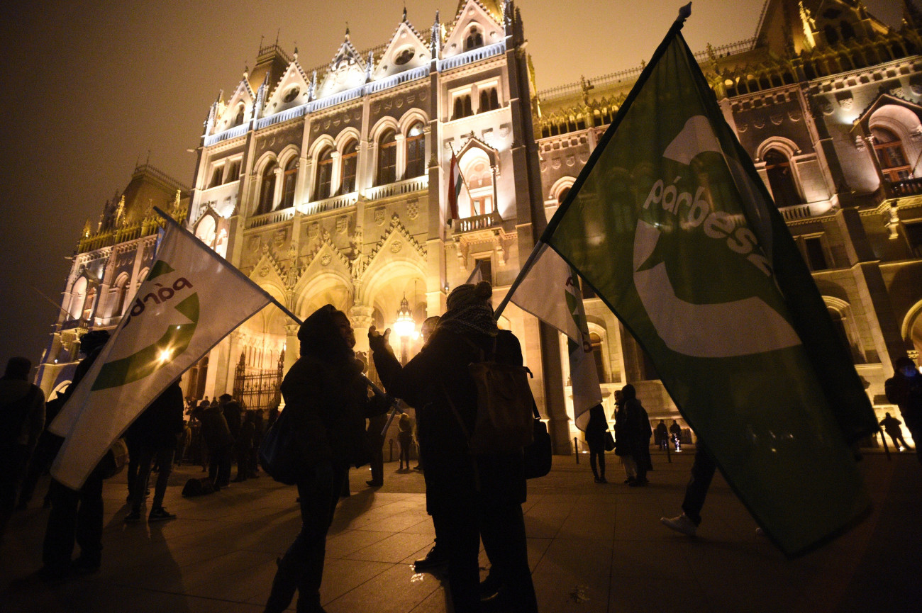 A Szabad Egyetem és a Hallgatói Szakszervezet Tüntetés a rabszolgatörvény ellen / Diák-Munkás szolidaritás címmel meghirdetett demonstráció résztvevői a Parlament előtti Kossuth téren 2018. december 13-án.
MTI/Balogh Zoltán