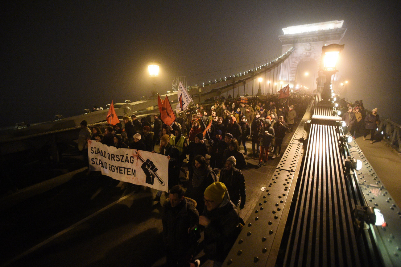 A Szabad Egyetem és a Hallgatói Szakszervezet Tüntetés a rabszolgatörvény ellen / Diák-Munkás szolidaritás címmel meghirdetett demonstráció résztvevői a Lánchídnál 2018. december 13-án.
MTI/Balogh Zoltán