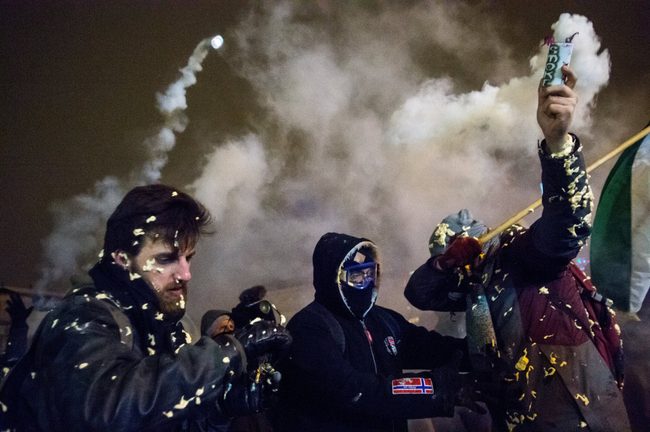 Budapest, 2018. december 15.
A budapesti kormányellenes tüntetés résztvevői és rendőrök a Kossuth téren 2018. december 14-én.
MTI/Balogh Zoltán