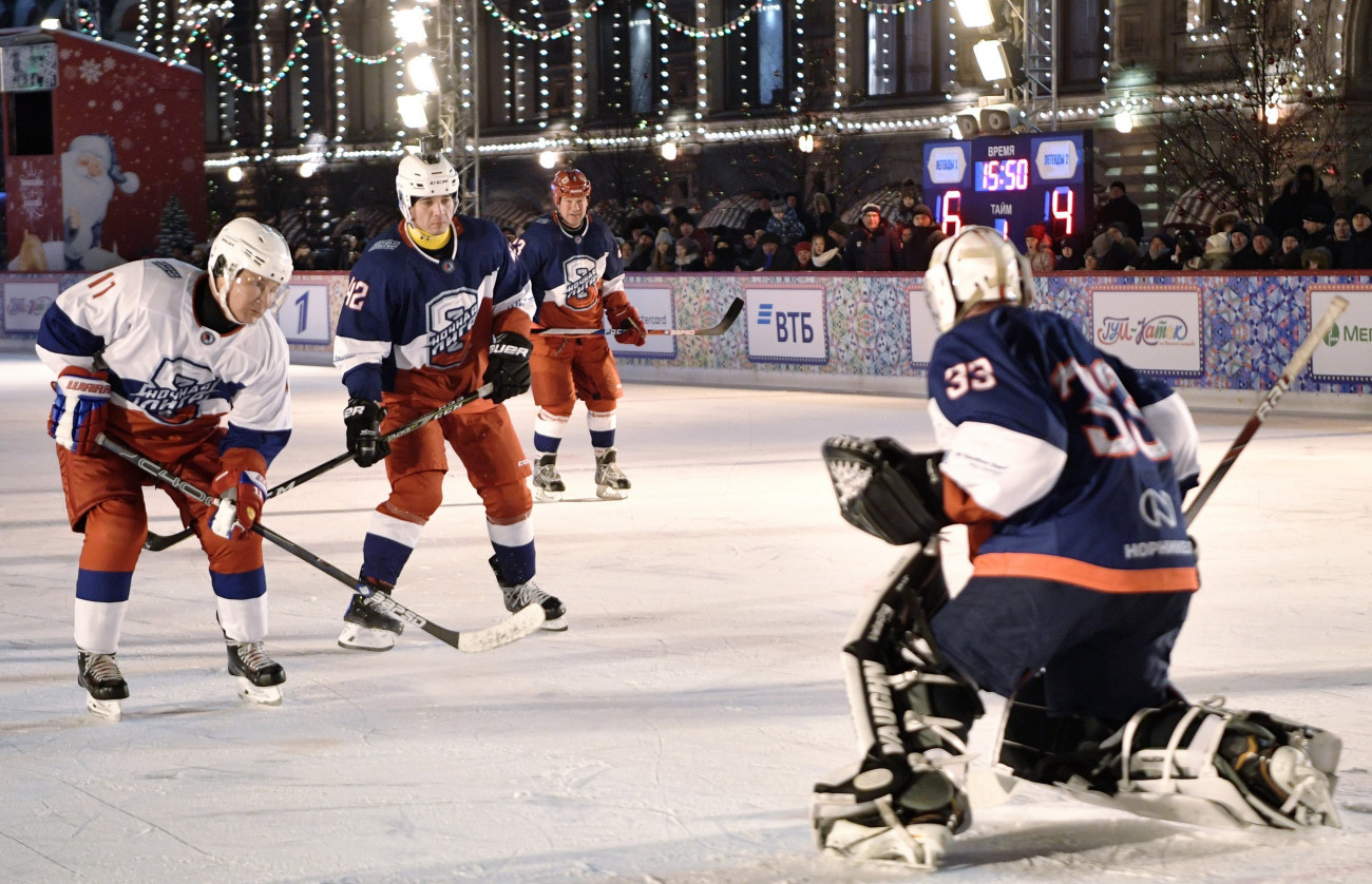 Moszkva, 2018. december 29.
Vlagyimir Putyin orosz elnök (b) a Night Hockey League nevű, visszavonult klasszisokat felvonultató jégkorongmérkőzésen a moszkvai Vörös téren 2018. december 29-én.
MTI/EPA/Pool/Kreml/Szputnyik/Alekszej Nyikolszkij