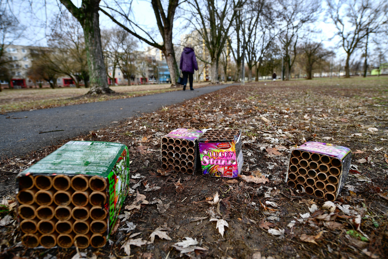 Debrecen, 2019. január 2.
Felhasznált és hátrahagyott szilveszteri pirotechnikai eszközök Debrecenben, egy lakótelepi parkban 2019. január 2-án.
MTI/Czeglédi Zsolt