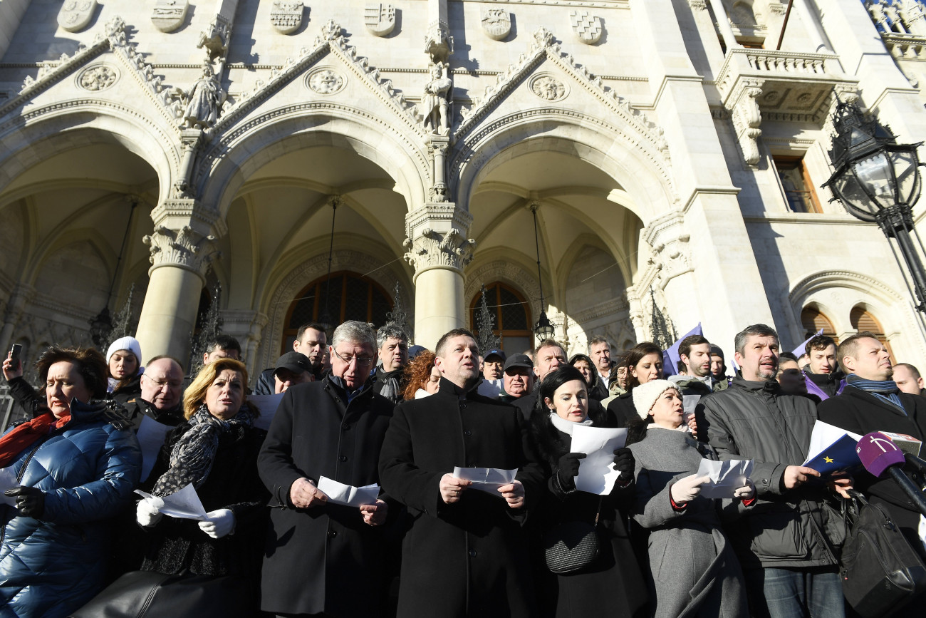 A Jobbik, az MSZP, a DK, az LMP, a Párbeszéd, valamint a Momentum politikusai, független országgyűlési képviselőkkel kiegészülve közösen tesznek fogadalmat a kormánnyal szembeni ellenállásról az Országház lépcsőjén 2019. január 3-án. Az első sorban balról jobbra: Gurmai Zita és Bangóné Borbély Ildikó, az MSZP, Gyurcsány Ferenc, a DK elnöke, frakcióvezetője, Tóth Bertalan, az MSZP elnöke, frakcióvezetője, Kunhalmi Ágnes, az MSZP, Szabó Tímea, a Párbeszéd társelnöke, frakcióvezetője, Hadházy Ákos független országgyűlési képviselő, Keresztes László Lóránt, az LMP társelnöke, frakcióvezető. Előzőleg a képviselők az Országgyűlés rendkívüli ülésén vettek részt, amely a kormánypártok távolmaradása miatt határozatképtelen volt.
MTI/Koszticsák Szilárd